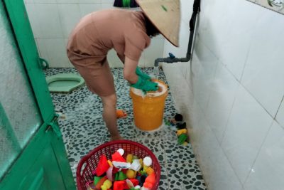 Trường mầm non Tạ Thị Kiều phối hợp với trạm y tế thực hiện công tác khử khuẩn